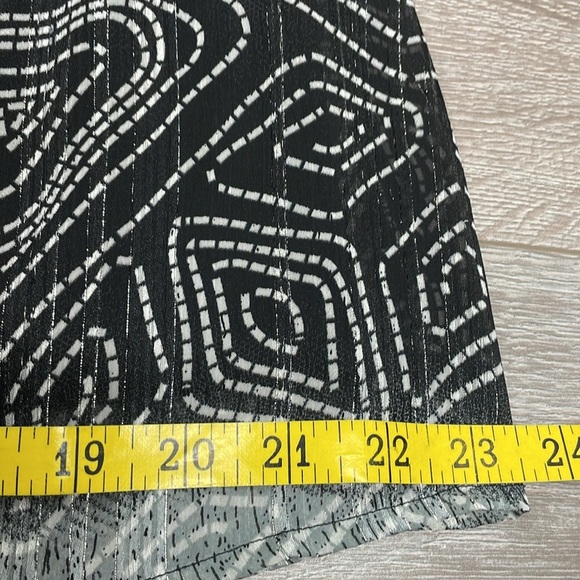 Dressbarn Layered Flutter Sleeve V-Neck Blouse Geometric Print L - Picture 5 of 13